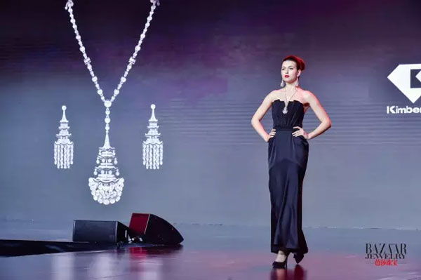 模特展示金伯利鉆石高級珠寶“日月成輝”